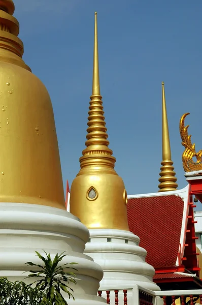 Bangkok, thailand: drei vergoldete chedis im wat chaichana songkhram — Stockfoto