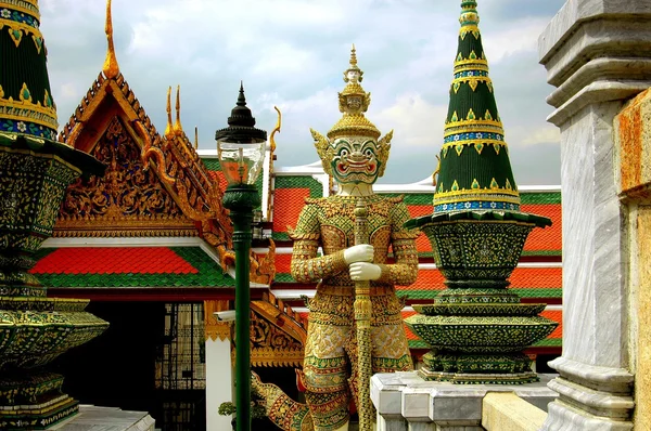 Bangkok, Tailandia: Wat Phra Kaeo en el Palacio Real —  Fotos de Stock