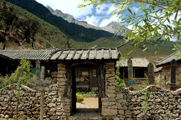 Ju Zhu Qing Tian Stone Village Entry Gate in Yunnan Province, Chin — Stock Photo, Image