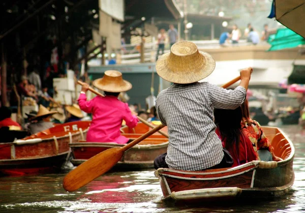 Samut songkram, thailand: boot leveranciers op damnoen saduak drijvende markt — Stockfoto