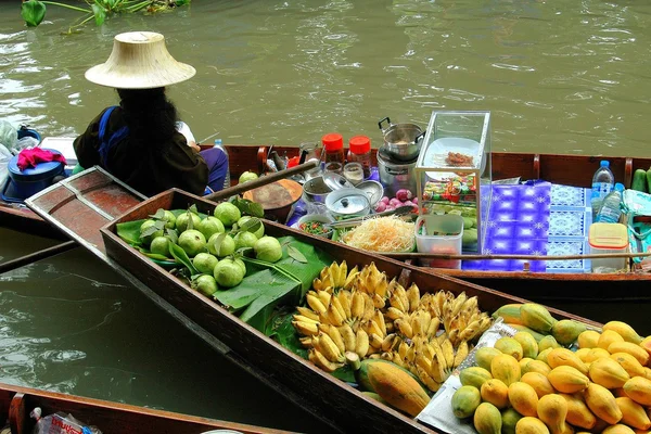 Samut songkram, thailand: boot leverancier op damnoen saduak drijvende markt — Stockfoto
