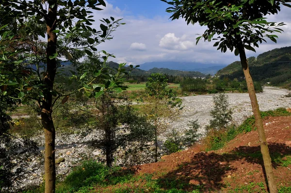 Sichuan Province, China: Rocky Jianjiang River, Farmlands, and Mountains Vista — Stock Photo, Image