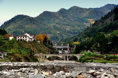 Sichuan, Çin: jianjiang Vista'nın ve nehir, köprü, evler ve dağlar