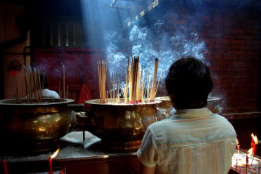 kuala lumpur, Malezya: Çin tapınakta dua kadın