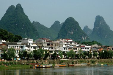 Yangshuo, Çin: ev lijang nehir ve karstik kaya oluşumları üzerinde