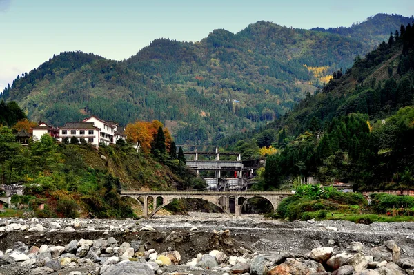 Sichuan, China: Rio Jianjiang, Pontes, Casas e Montanhas Vista — Fotografia de Stock