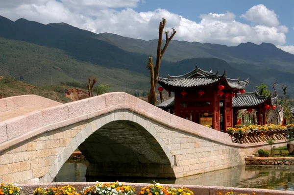 China: brug bij Guanyin xia en rood paviljoens weergeven — Stockfoto