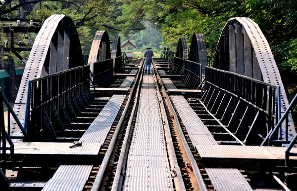 Kanchanaburi, Tailandia: famoso puente ferroviario sobre el río Kwai — Foto de Stock