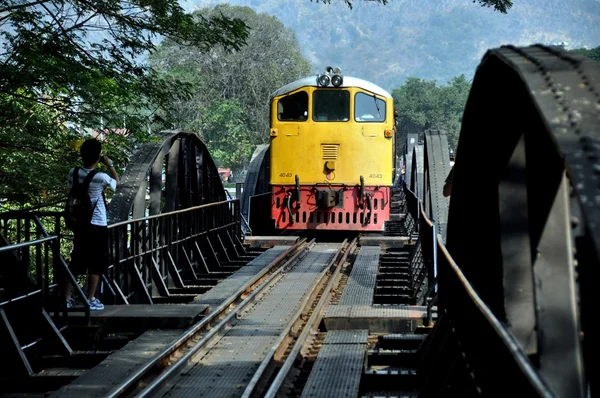 Kanchanburi, Thaïlande : Pont ferroviaire et train sur la rivière Kwai — Photo