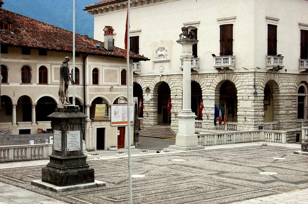 Feltre, İtalya: Rönesans palazza ve aslan Venedik sütun — Stok fotoğraf