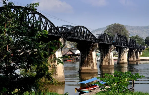 Kanchanaburi, thailand: Eisenbahnbrücke über den Fluss kwai — Stockfoto