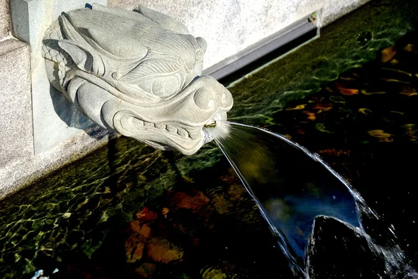 Hong kong, Chiny: lew fontanna w chi-lin klasztoru — Zdjęcie stockowe