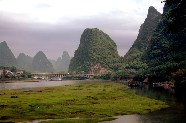 Yanshuo, china: karst rotsformaties op de Lijiang rivier — Stockfoto