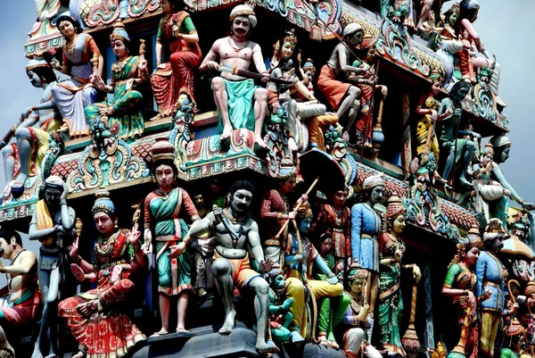 Singapura: Sikhara Tower Deities no topo da entrada do Templo Hindu Sri Mariamman — Fotografia de Stock