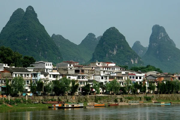 Yangshuo, Çin: ev lijang nehir ve karstik kaya oluşumları üzerinde — Stok fotoğraf