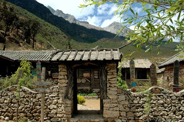 Lijiang Township, China: Farmhouse at Ju Zhu Qing Tian Stone Village — Stock Photo, Image