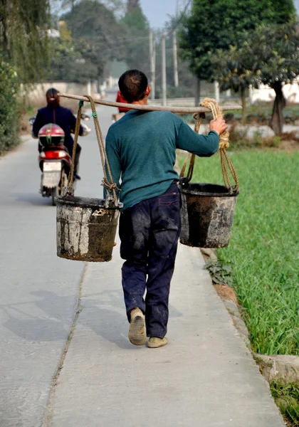 Kina: jordbrukare transporterar vatten hinkar i pengzhou — Stockfoto