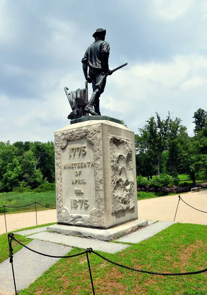 马萨诸塞州康科德： 民兵雕像在桥北 — 图库照片