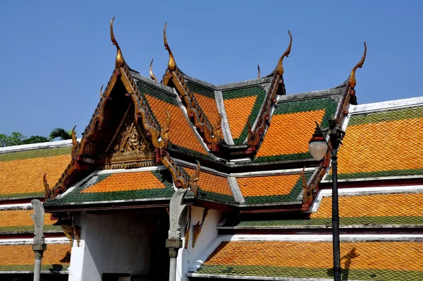 Bangkok, Tailândia: Clositer Gallery Roofs at Wat Suthat — Fotografia de Stock