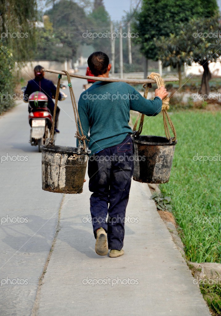 China Farmer Carrying Water Buckets in Pengzhou — Stock Photo
