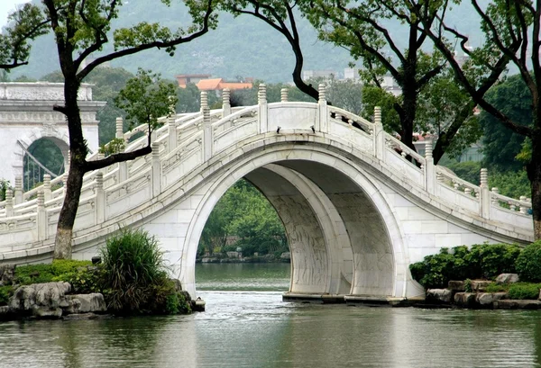 Guilin, Chine : Pont en marbre au-dessus du lac — Photo