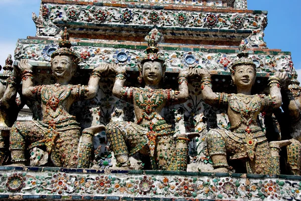 Bangkok, Thailandia: Kinaree Figure su Wat Arun — Foto Stock