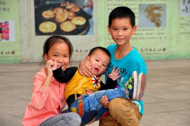 Çin: pengzhou Halk Kütüphanesi'nde üç küçük çocuk