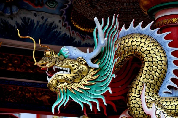 Bang Saen, Thailandia: Drago al tempio cinese di Dao De Tian Lin — Foto Stock