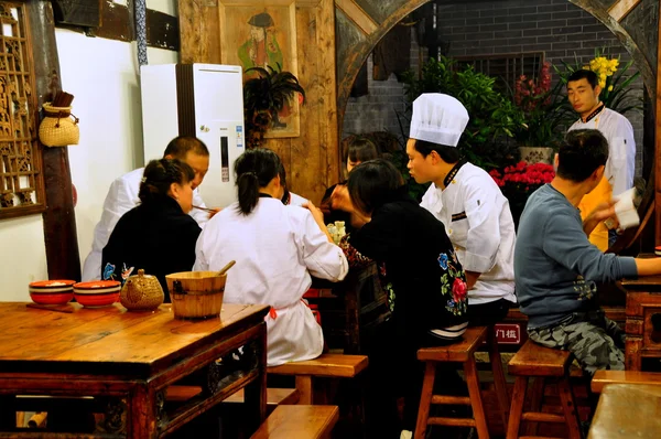Langzhong Cidade Antiga, China: funcionários do restaurante jantando — Fotografia de Stock