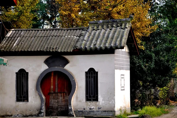 China: huis met Morris deuropening in pengzhou — Stockfoto