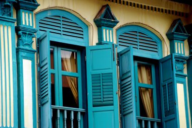 Singapur: mavi kepenkli dükkan ev pencere