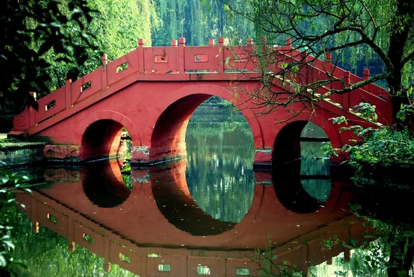 Chine : Pont dans le parc Wang-Cong Ci à Pixian — Photo