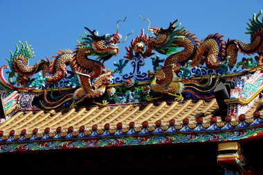 Chiang mai, Tayland: Çift pung tao gong atalarının Tapınağı çatı dragons