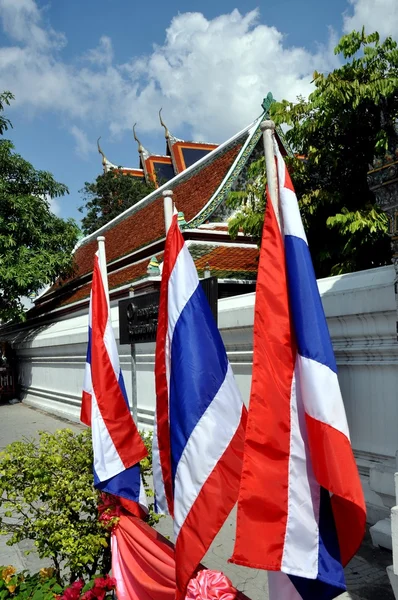 Bangkok, Thajsko: thajské vlajky na wat pho — Stock fotografie