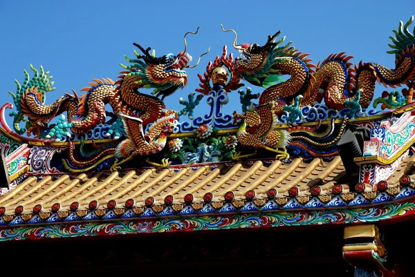 Chiang Mai, Thailand: Double Roof Dragons at Pung Tao Gong Ancestral Temple — Stock Photo, Image