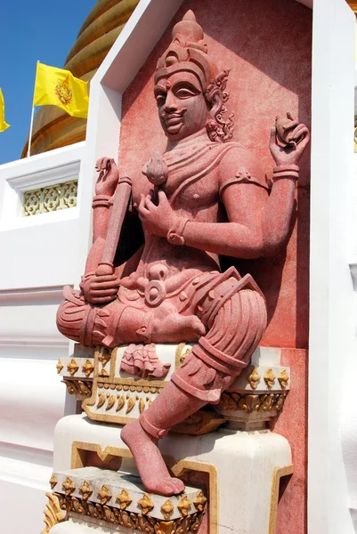 Bangkok, Thajsko: červená postava Buddhy na královské wat boworniwet — Stock fotografie