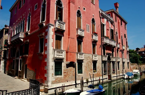 Венеция, Италия: Венецианский дом на Сализада Сериман — стоковое фото