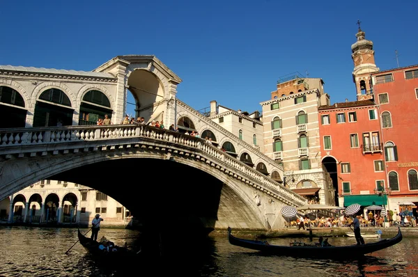 Venice,Italy: Gondolas and the Rialto Bridge on the Grand Canal — Stock Photo, Image