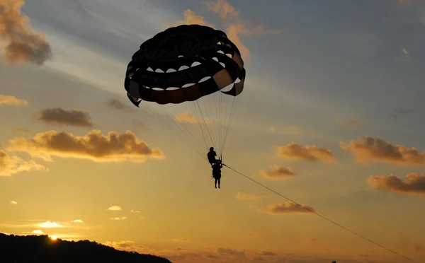 Patong, Phuket Island, Tailandia: Parapentes Siluetados contra la puesta del sol — Foto de Stock