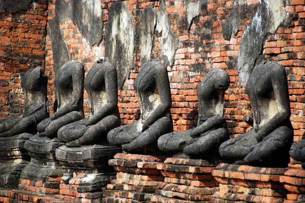 Ayytthaya, Thailand: BlackedRow of Seated Buddhas at Wat Chai Wattanaram — Stock Photo, Image