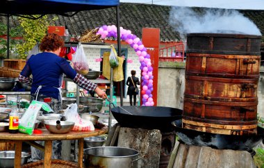 Çin: wok düğün pengzhou öğle yemeği için de yemek kadın