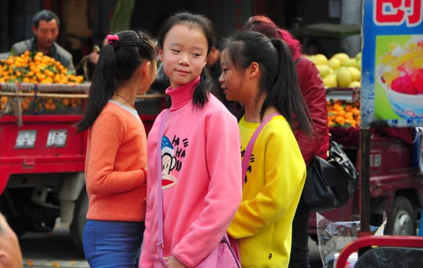 Pengzhou, Kina: tre tonåriga flickor — Stockfoto
