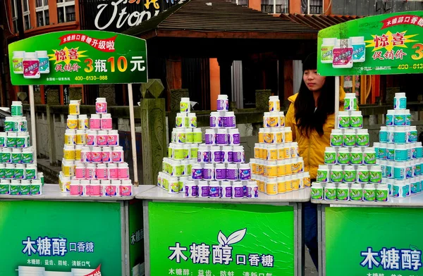 Čína: displej žvýkačky na ulici dodavatele stánku v pengzhou — Stock fotografie