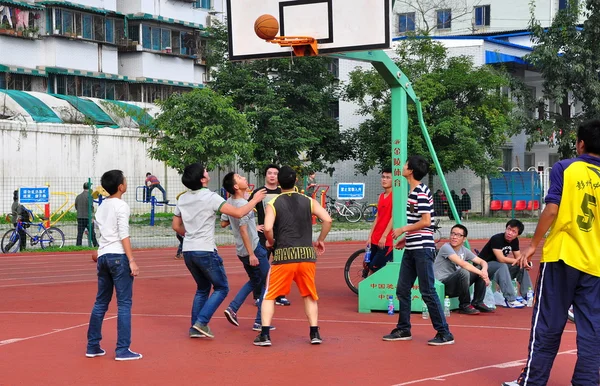 Chiny: chiński młodzież gry w koszykówkę — Zdjęcie stockowe