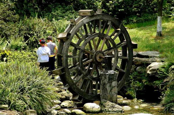 Chengdu, China: Little Boys and Wooden Water Wheel — Stock Photo, Image