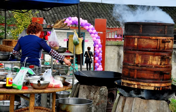China: Mujer cocinando en Wok para el almuerzo de bodas en Pengzhou — Foto de Stock