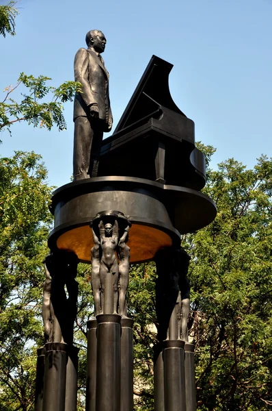 NYC: Статуя Дюка Эллингтона на Западной 110-й улице и Пятой авеню в Гарлеме — стоковое фото