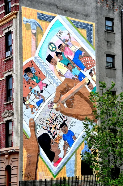 NYC: Anti-Drug Mural on Harlem Tenement Building — Stock Photo, Image