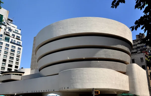 NYC: solomon r. Guggenheimmuseum på femte avenyn — Stockfoto
