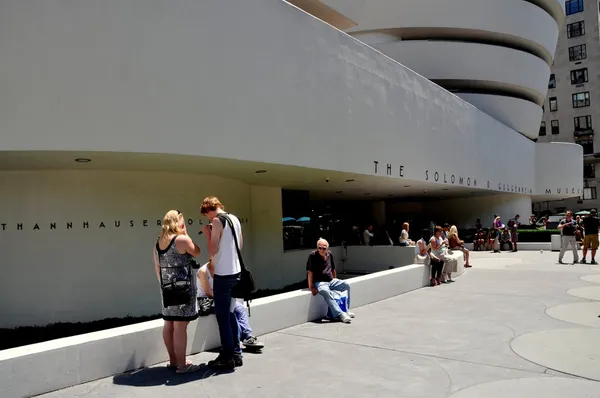 NYC: ludzie poza Muzeum Guggenheima — Zdjęcie stockowe